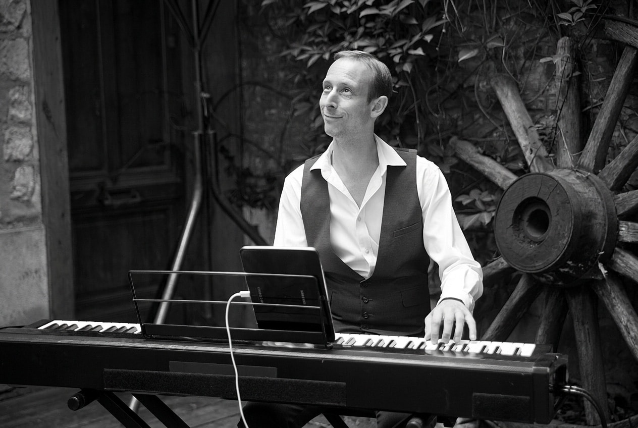 Charlie, pianiste et chanteur, au piano lors d un mariage